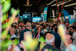 Visiteurs dans les allées du Salon (Pyrénées-Orientales) — Salon des Maires organisé par AP Média