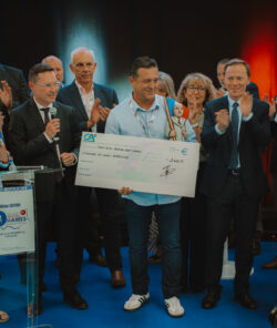 Remise d'un chèque sur scène (Pyrénées-Orientales) — Salon des Maires organisé par AP Média