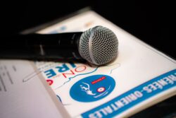 Micro posé sur le programme du Salon (Pyrénées-Orientales) — Salon des Maires organisé par AP Média