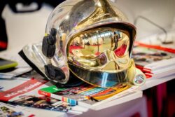Casque de sapeur-pompier sur le stand du SDIS (Tarn-et-Garonne) — Salon des Maires organisé par AP Média